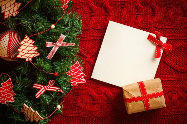 Regalos de año nuevo bajo el árbol de Navidad