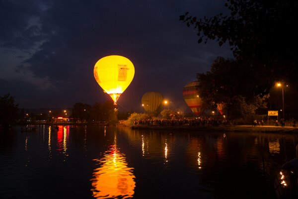 Nuit Pentateuque avec des ballons