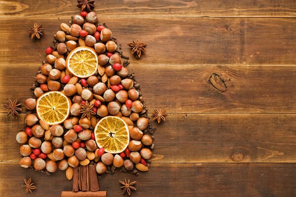 Árbol de Navidad de nueces y naranjas