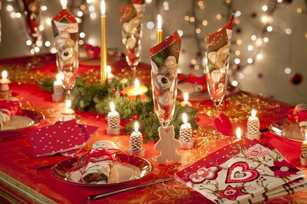 Table de Noël avec des bougies