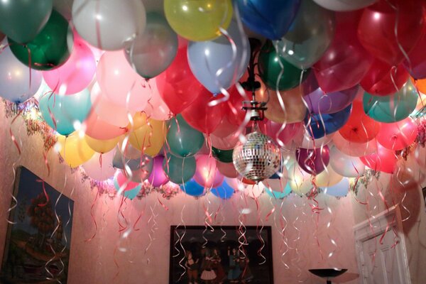 Party mit Luftballons und Discoballon