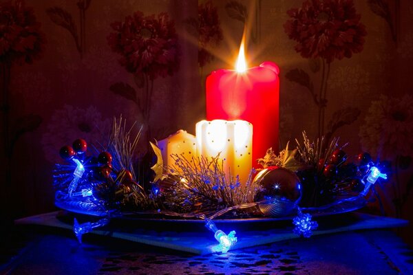 Bougies et décorations de Noël sur une plaque