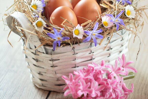 Osterkorb mit Blumen