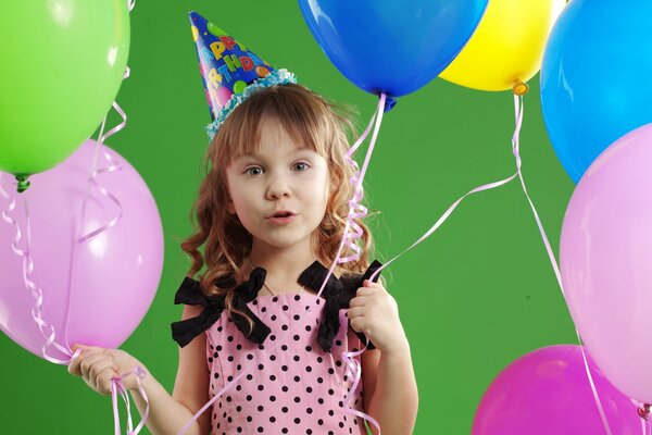 Hermosa niña con globos