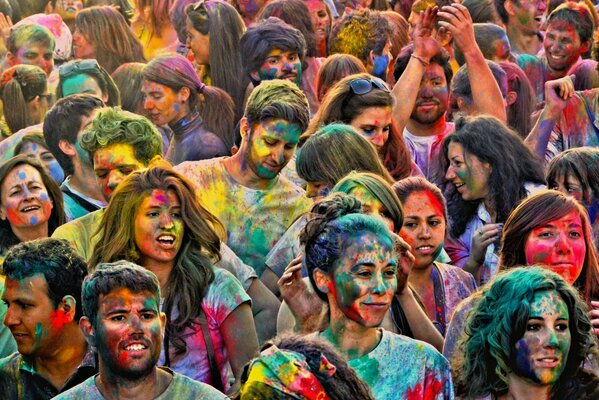 Folla allegra alla festa di Holi