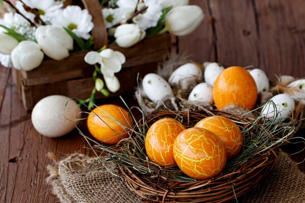 Crocus et oeufs de Pâques dans un panier