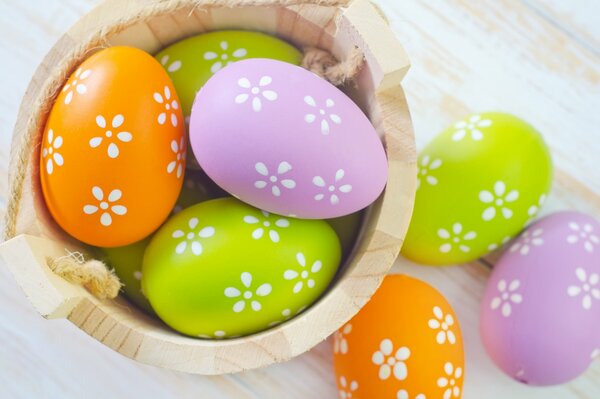 Oeufs de Pâques en fleur blanche