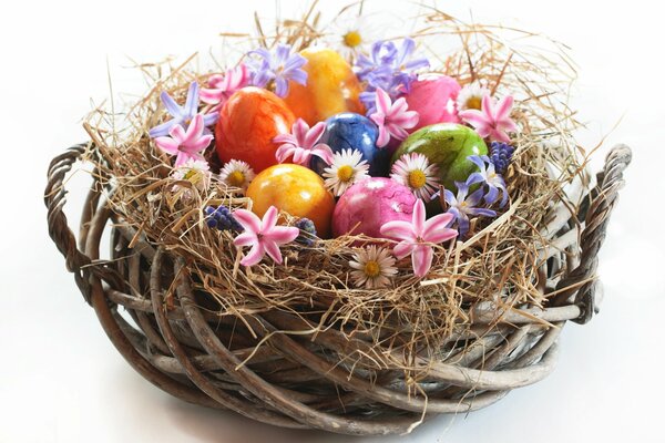 Oeufs de Pâques dans un panier en osier