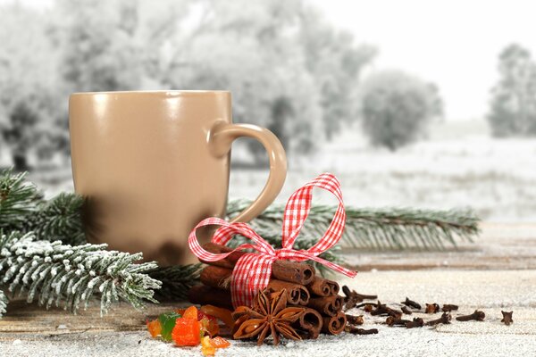 Tazza riscaldante su sfondo innevato