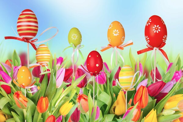 Uova di Pasqua tra i tulipani in crescita