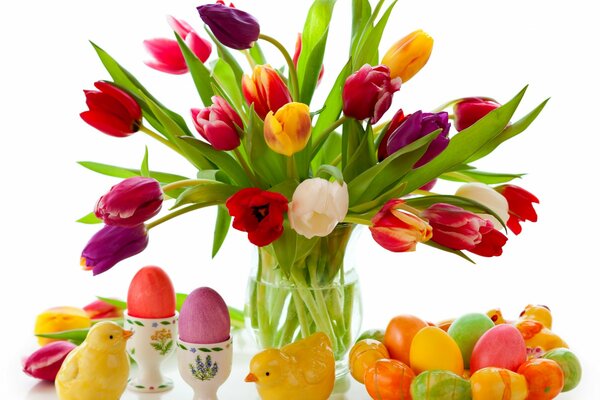 Bouquet festivo sulla tavola di Pasqua