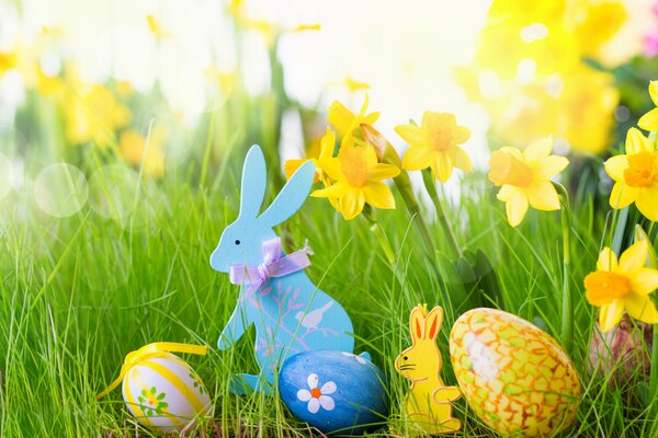 Huevos de Pascua en la hierba verde