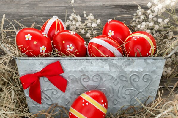 Oeufs de Pâques belle couleur rouge