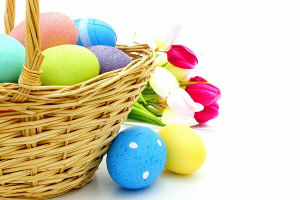 Uova di Pasqua in un cesto di tulipani