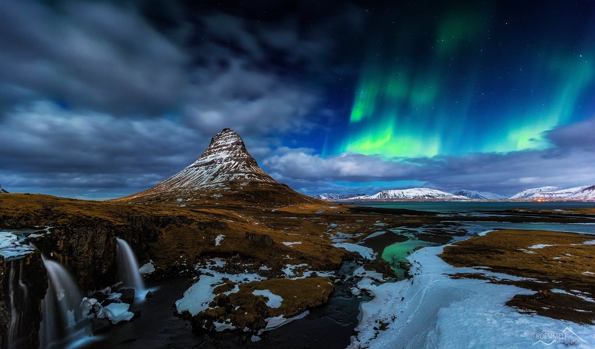 islanda kirkjufell montagna vulcano rocce cascata neve notte aurora boreale