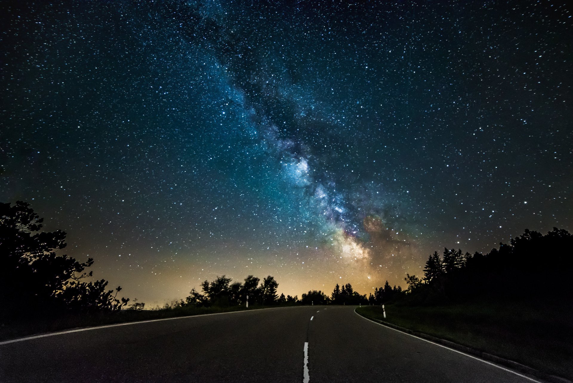 vía láctea camino cosmos estrellas árboles silueta luz misterio