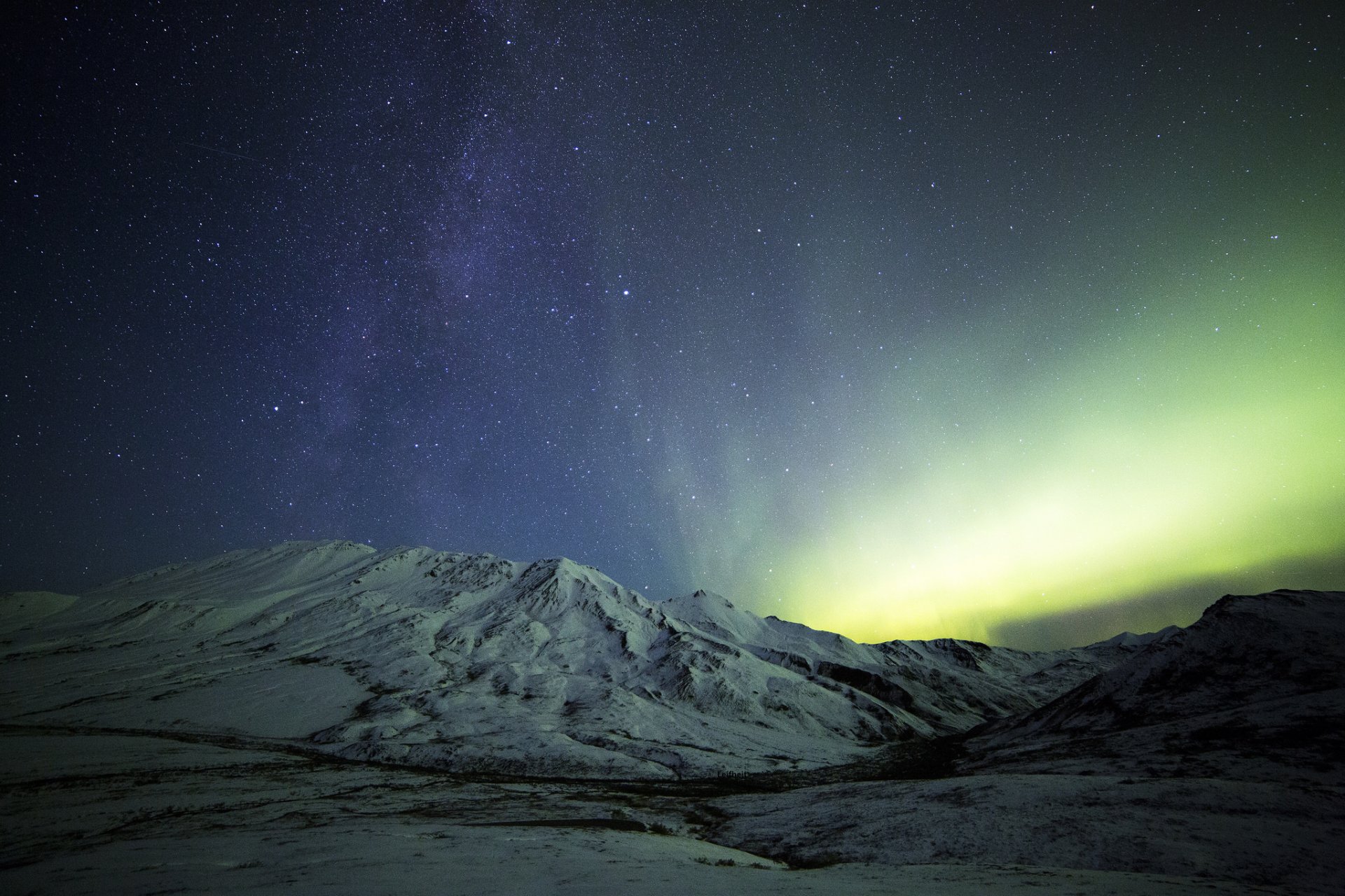 montañas nieve noche aurora boreal vía láctea