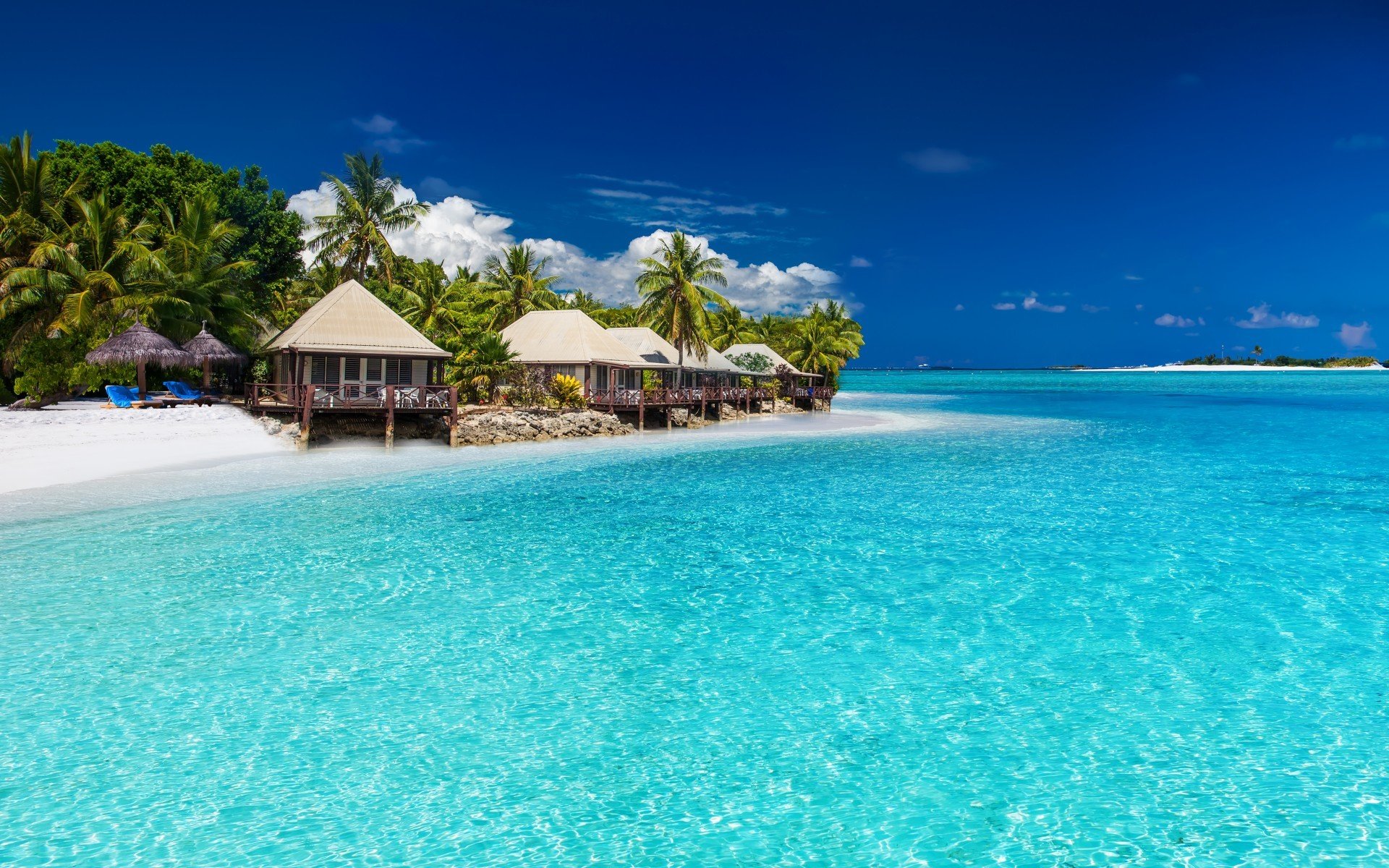 ozean strand bungalow palmen himmel wolken