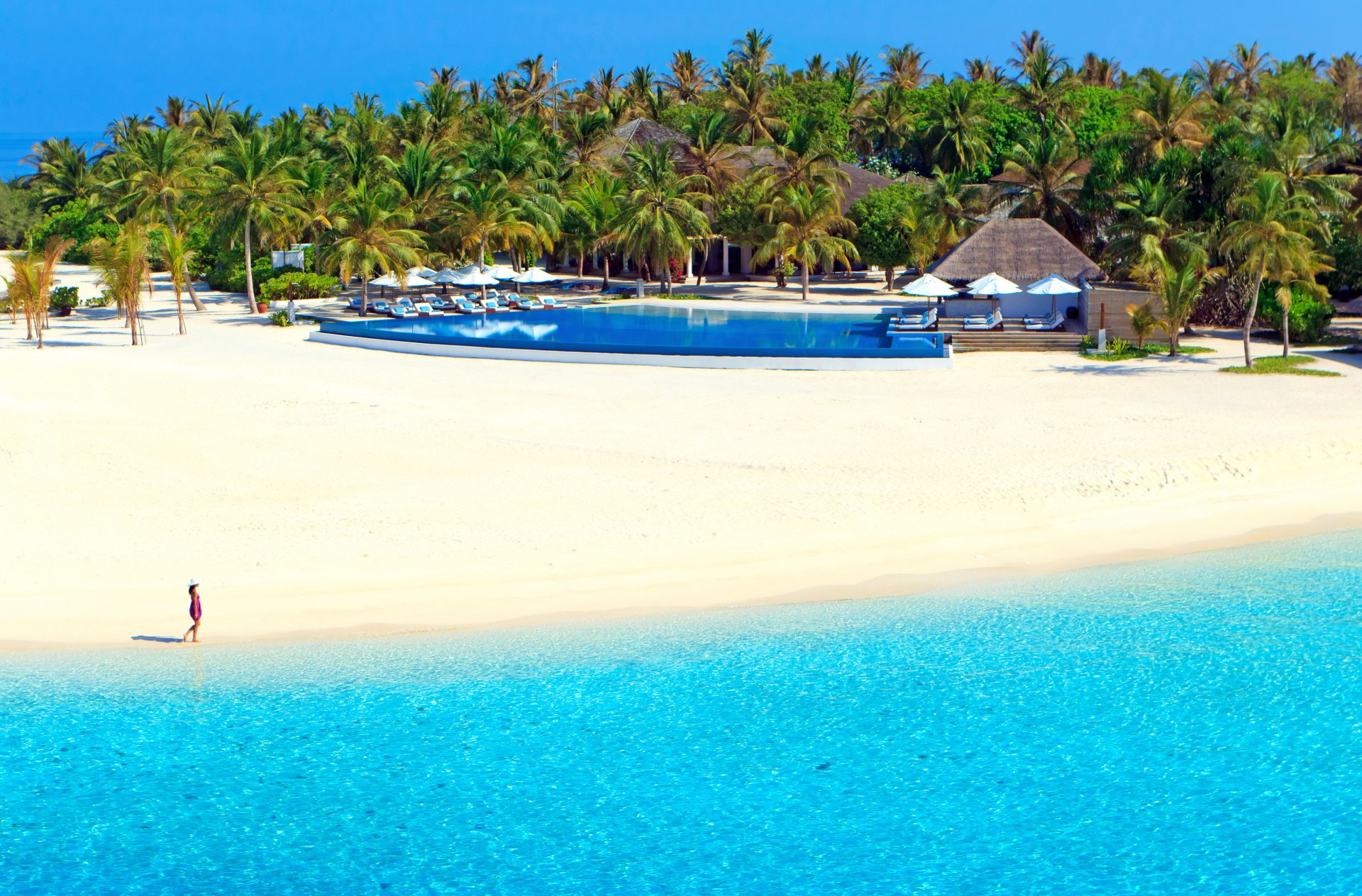 malediven tropen velassaru insel resort urlaub meer sonne küste strand sand palmen pool liegestühle