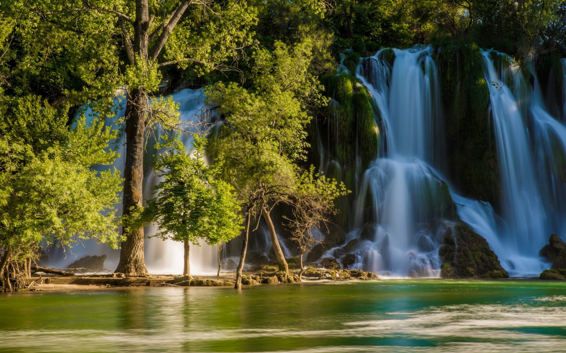 kravice falls trebižat river bosnia y herzegovina cascada río árboles