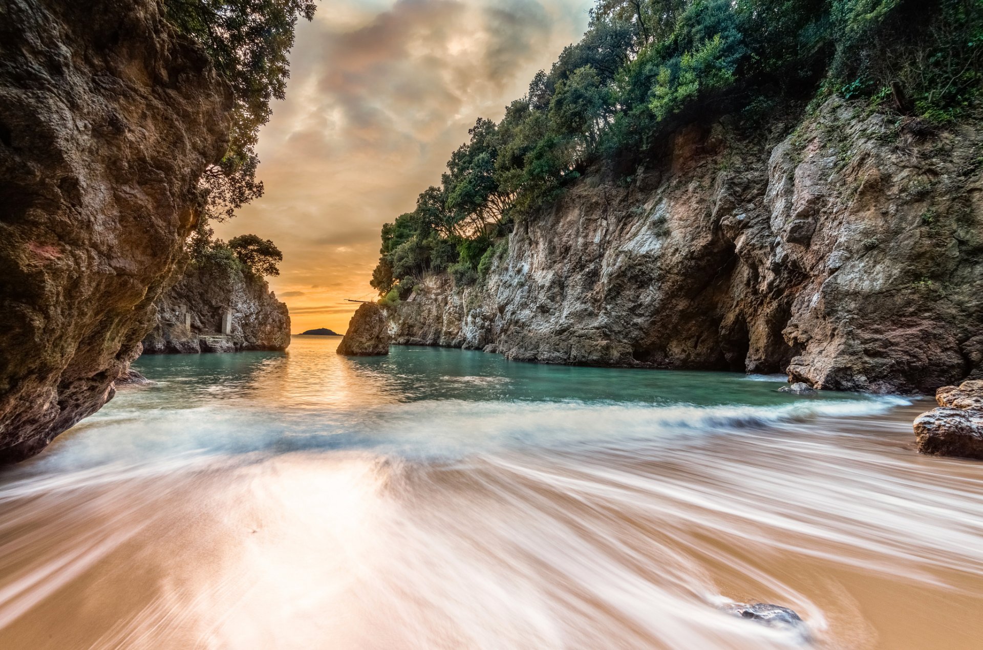 italie mer plage sable rochers arbres vagues coucher de soleil paysage