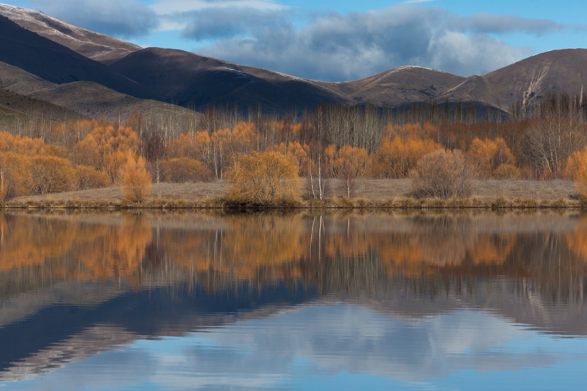 ciel nuages montagnes lac arbres automne