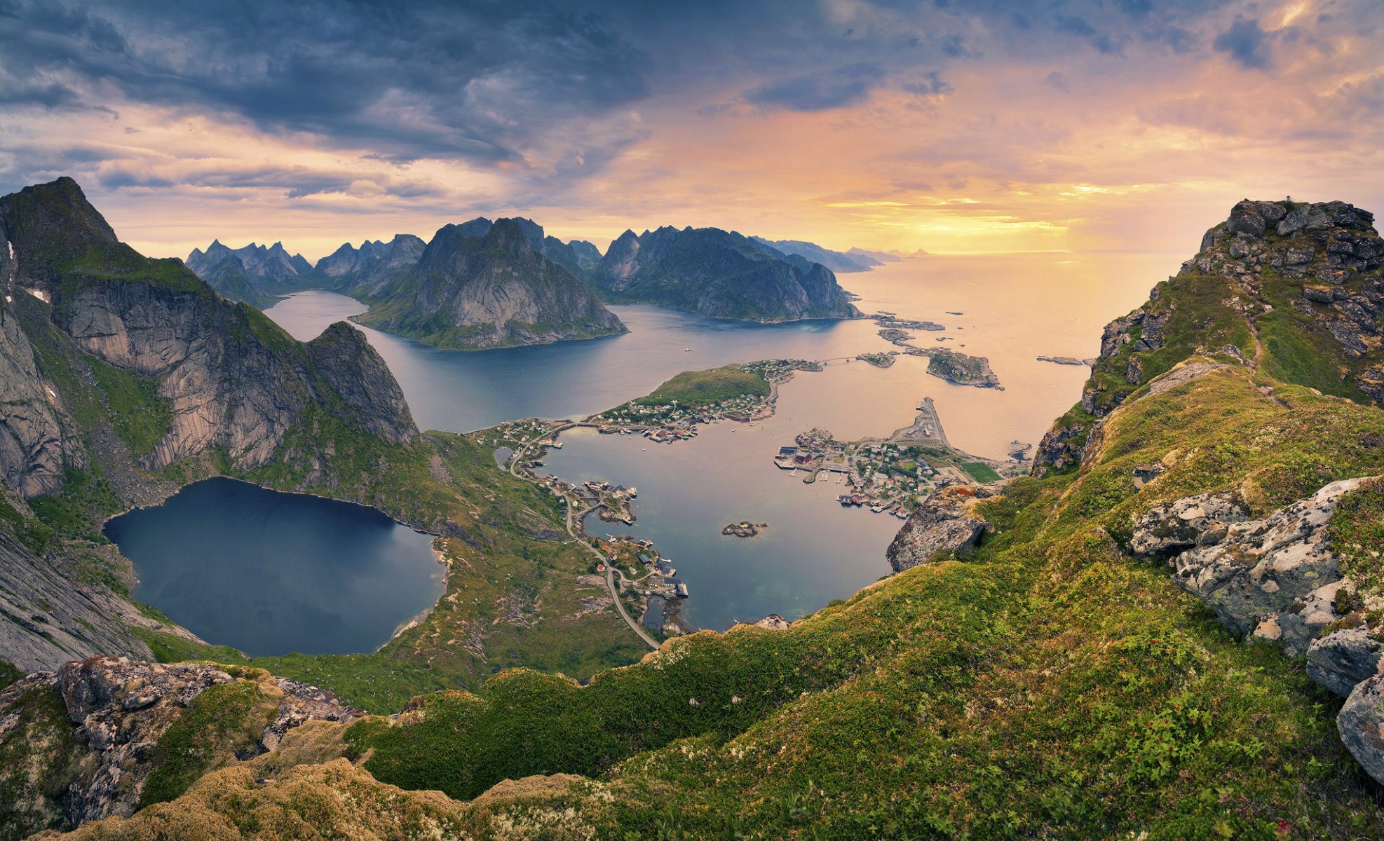 îles lofoten norvège mer montagnes village maisons pente nature