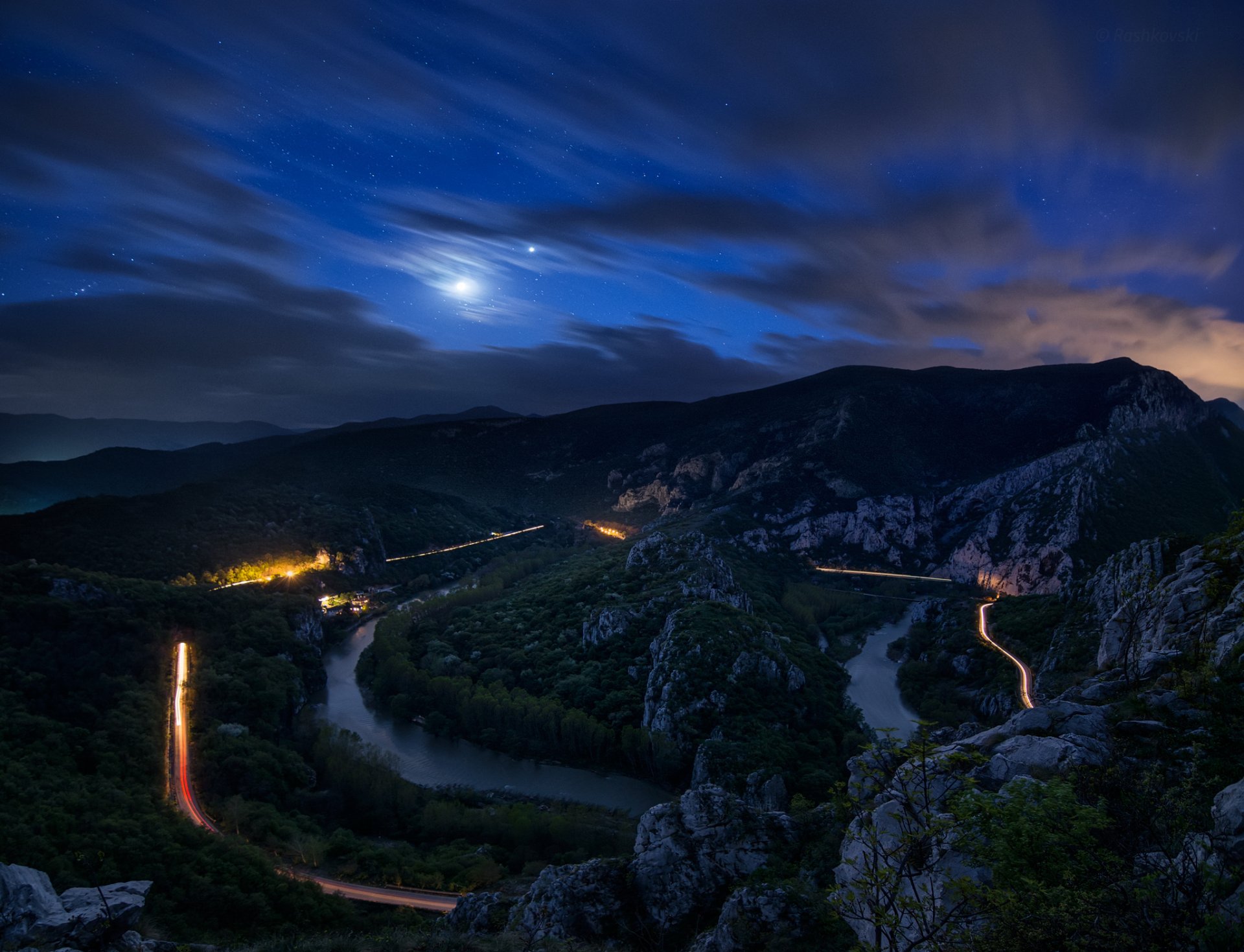 nacht wald berge steine bäume fluss straße himmel.sterne mond wolken