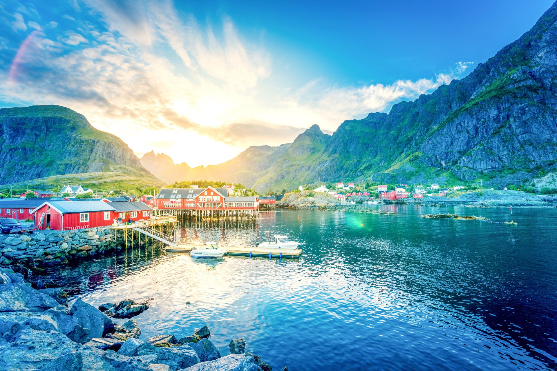 norwegen lofoten see berge schlucht sonne morgendämmerung stadt häuser ufer steine liegeplatz boote