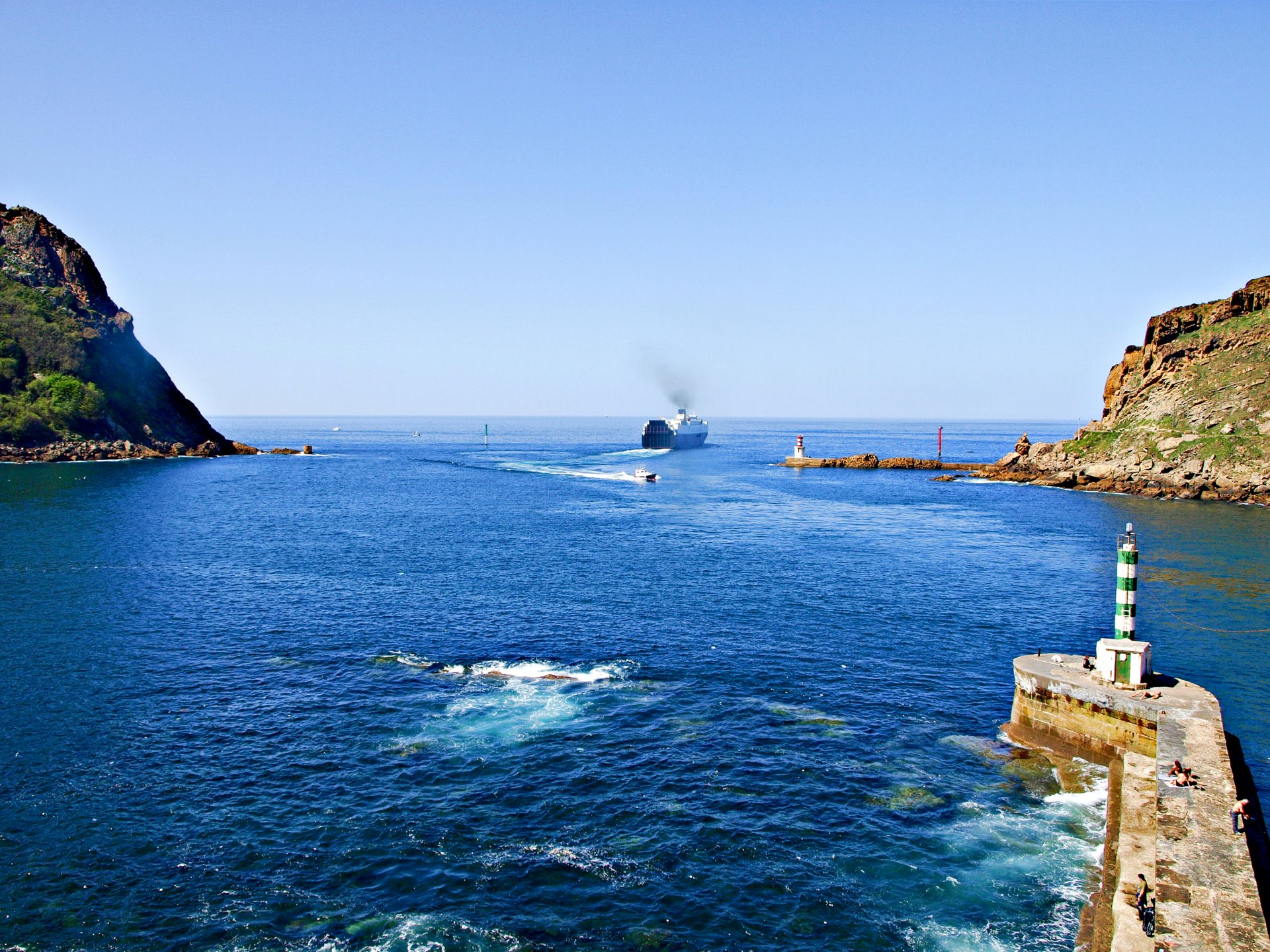 mare baia onde costa molo faro nave da crociera barche orizzonte cielo