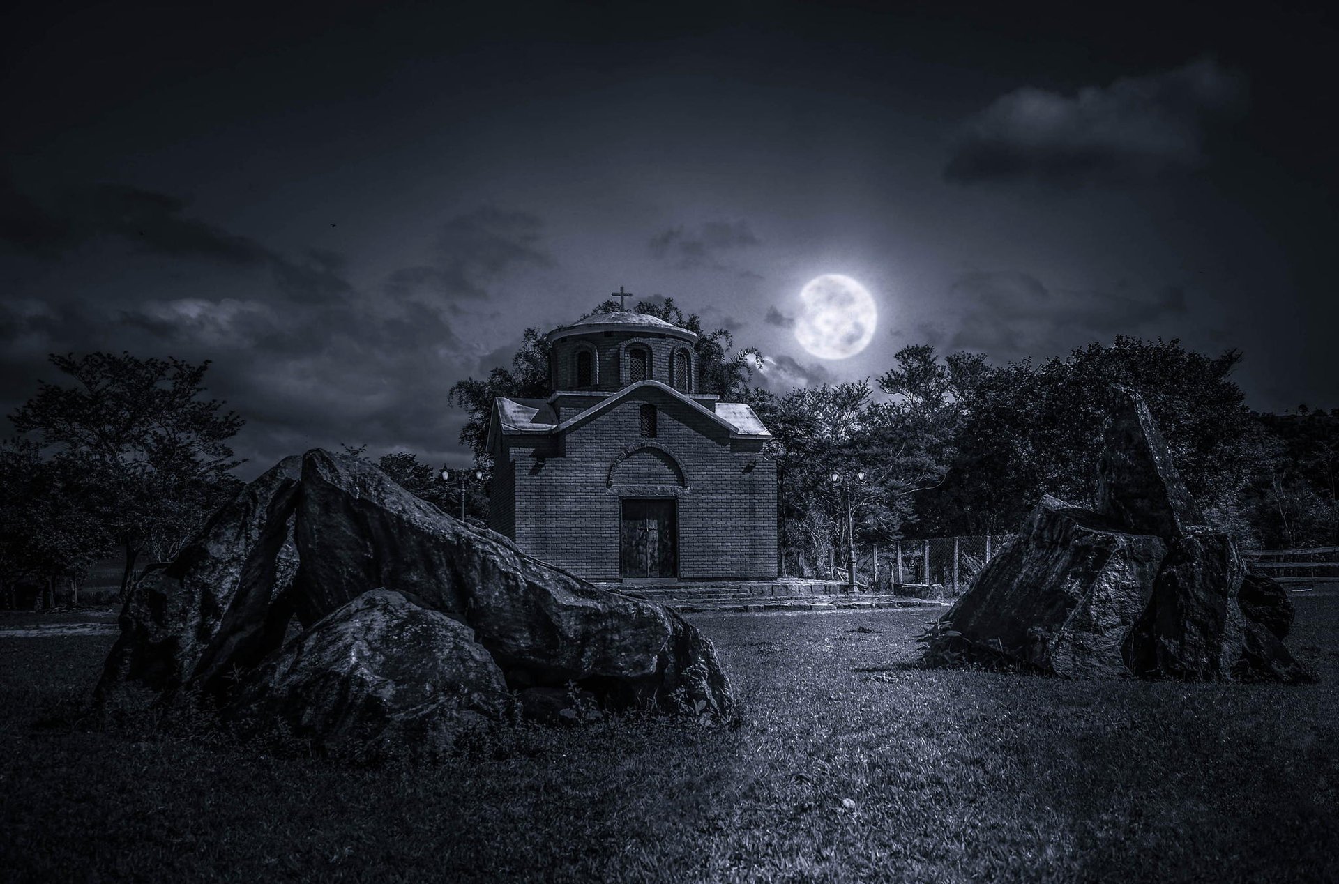 nacht himmel wolken mond vollmond kirche steine gras