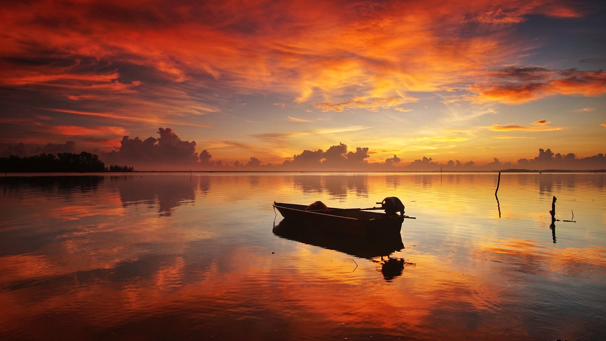 ciel nuages lueur lac bateau