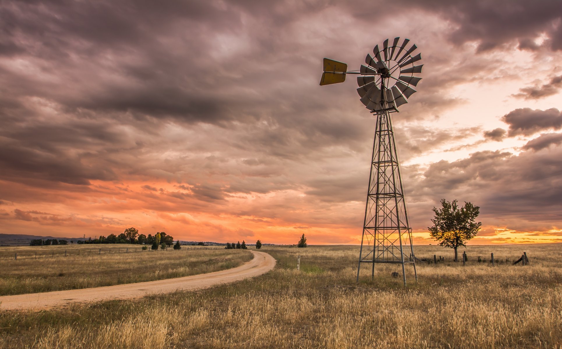 pinning wheel paese australia circa connell rd brewongle nuovo galles del sud australia mulino a vento paesaggio