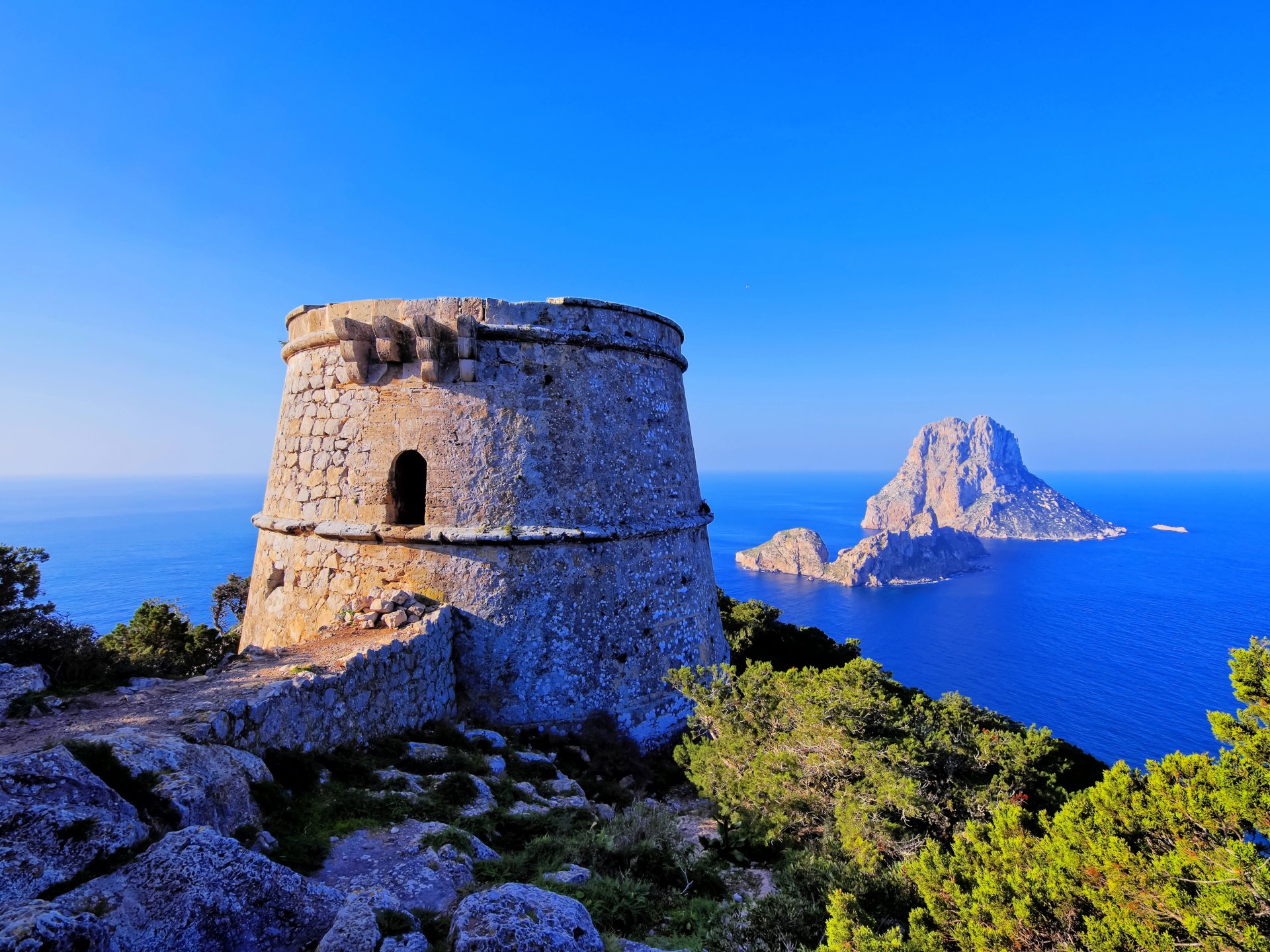 torre de savinar ibiza balearen spanien meer inseln felsen turm festung steine büsche horizont himmel blau