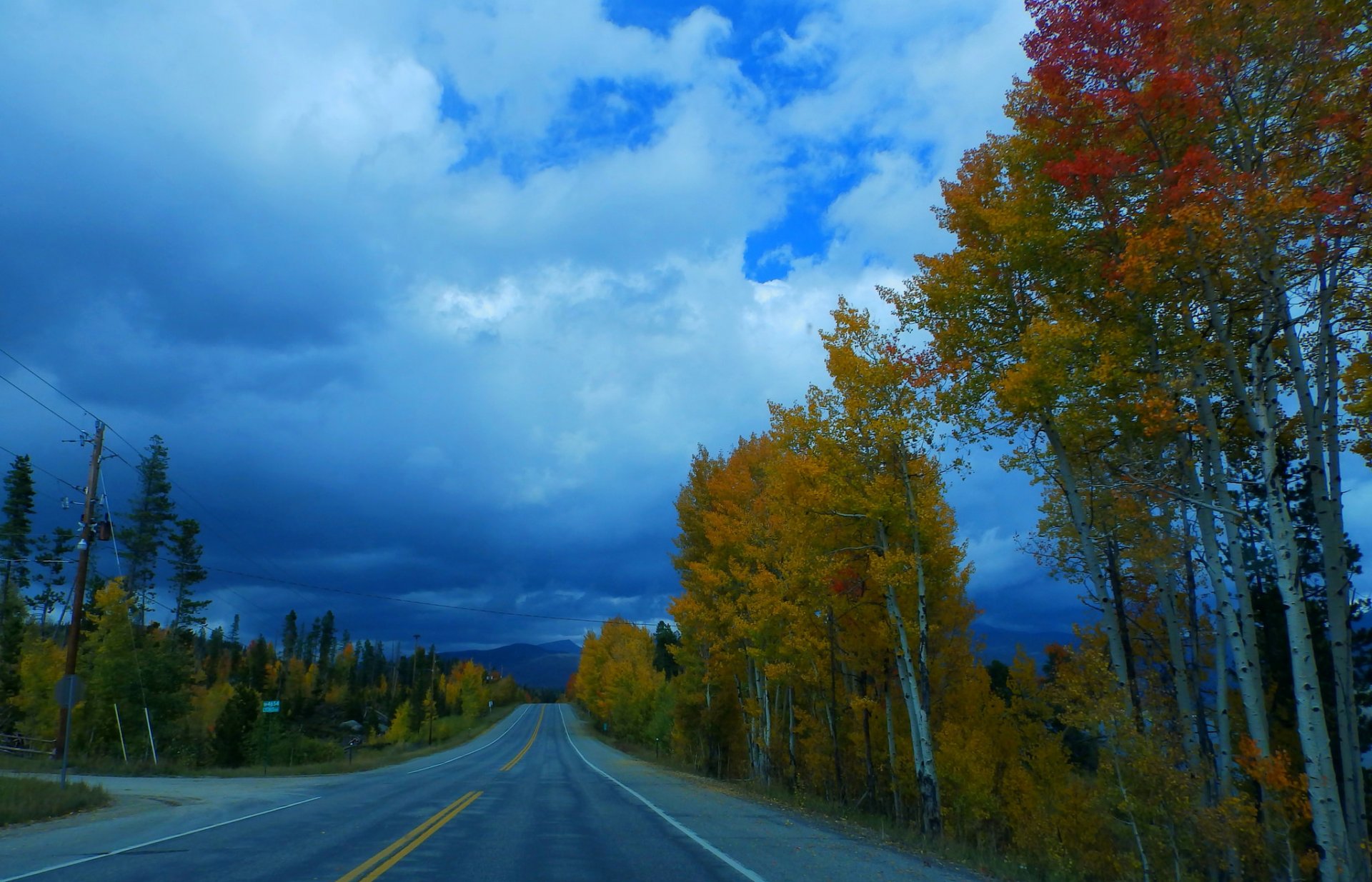 himmel wolken berge straße bäume herbst