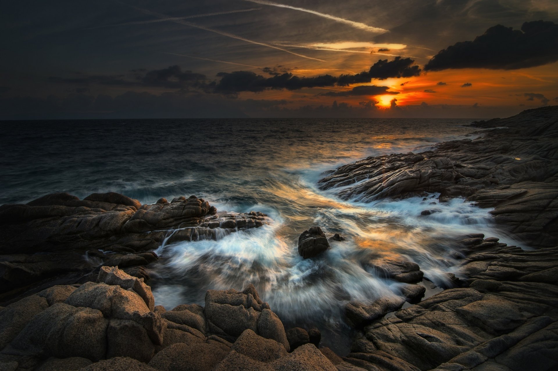 amanecer costa piedras olas