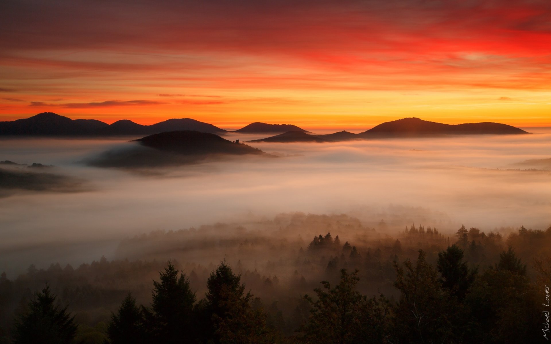 aube montagnes forêt nuages