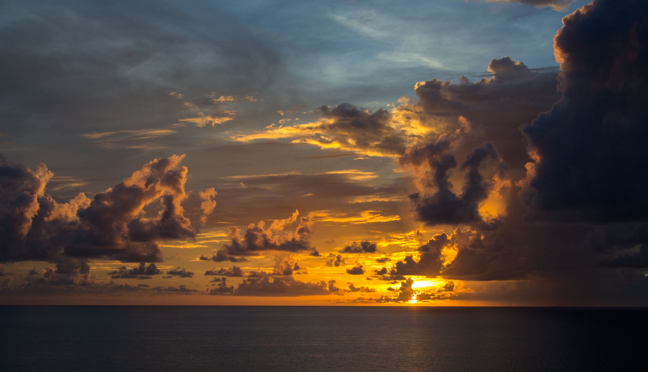 coucher de soleil mer horizon nuages réflexion