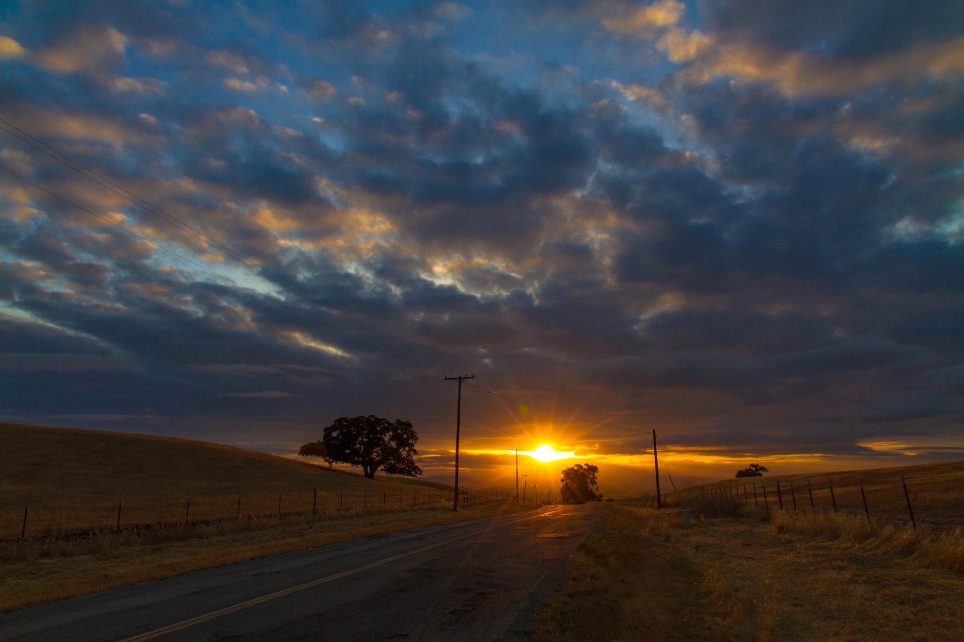 ciel nuages coucher de soleil collines route soleil rayons arbre automne