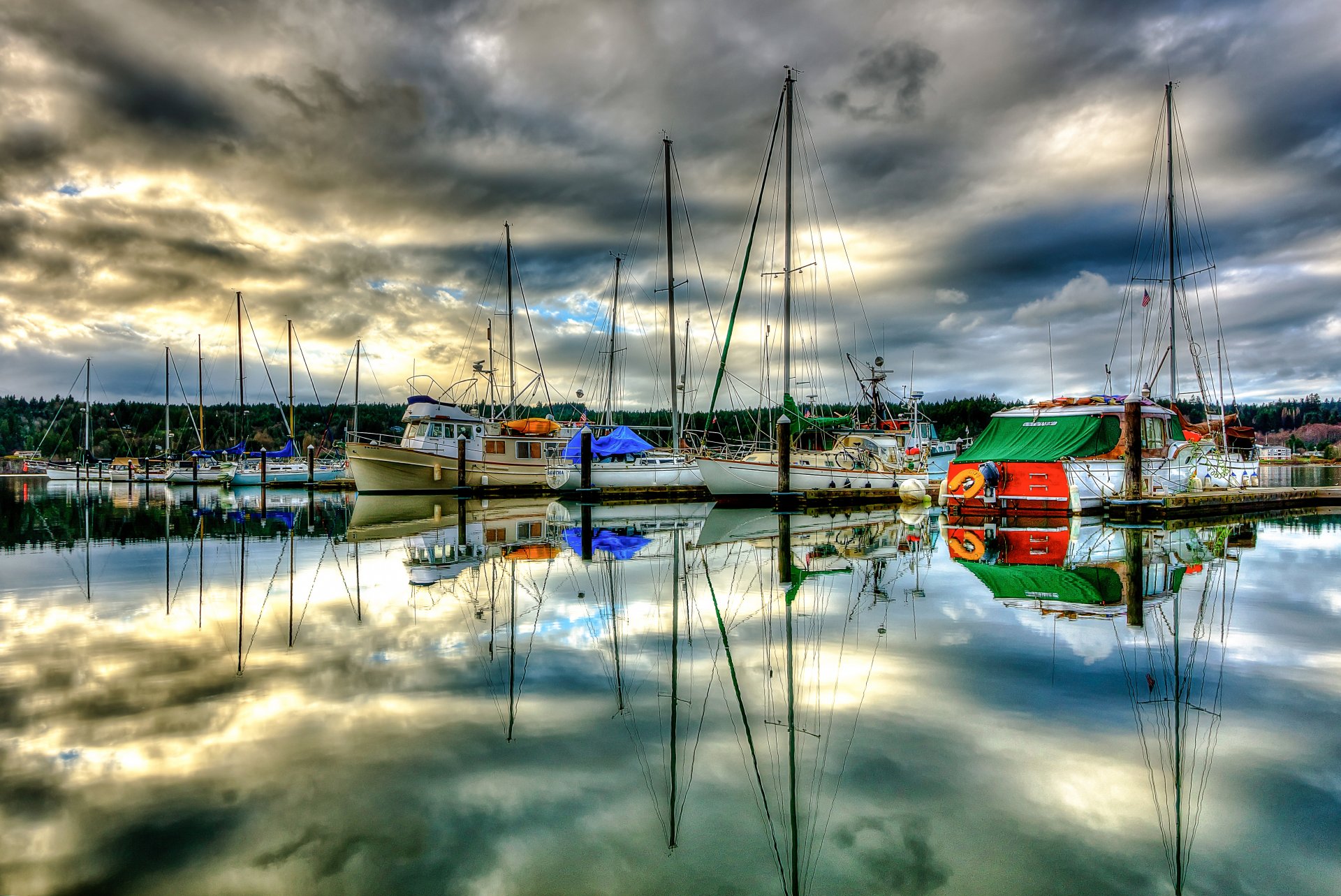 paulsbo marina washington estados unidos cielo nubes nubes mar bahía bahía muelle muelle estacionamiento barco mástil yate reflexión