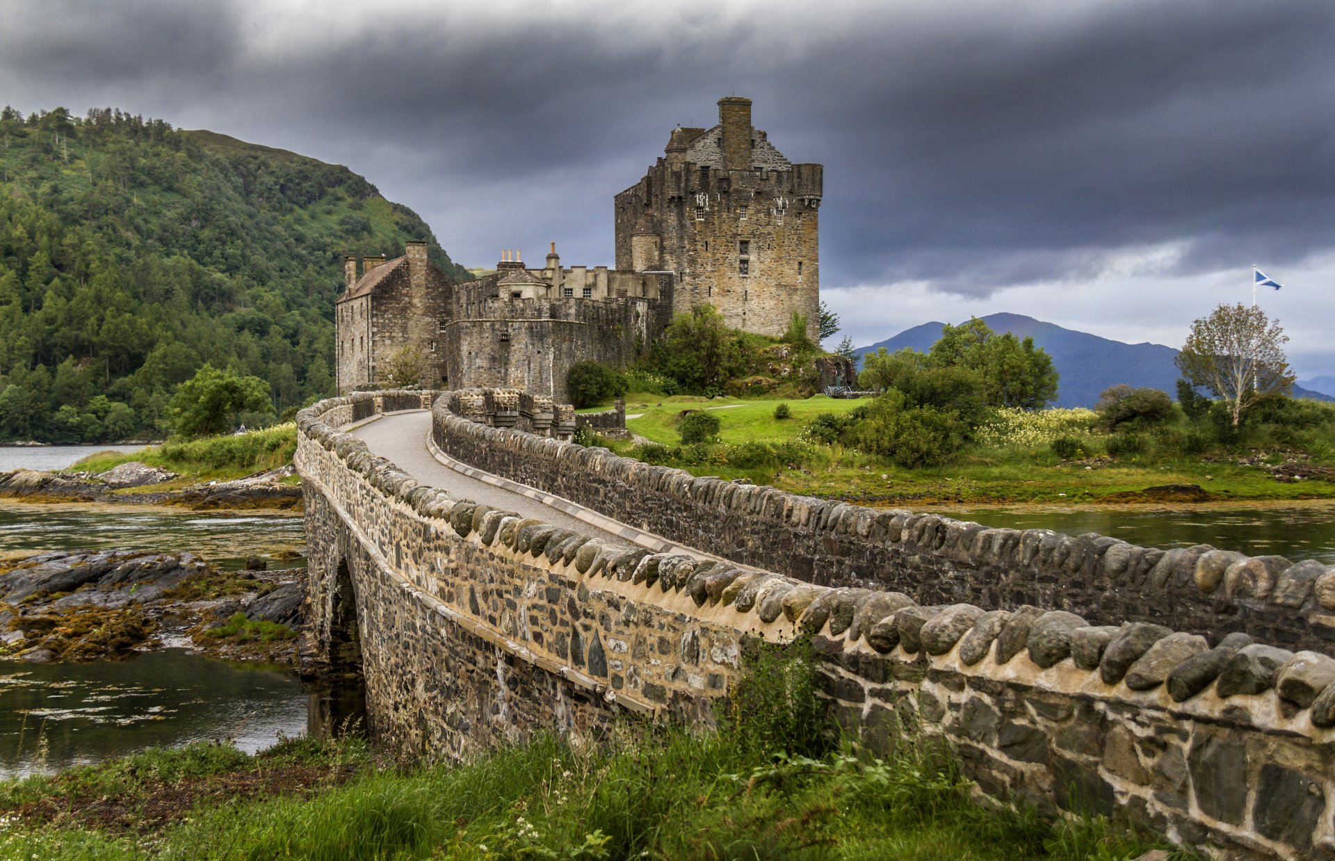 schottland eileen donan schloss brücke berge wald steine wolken