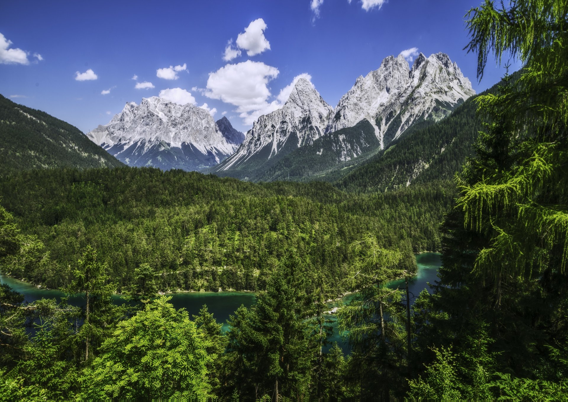 zugspitze wetterstein góry alpy bawaria niemcy pasmo wetterstein góry las rzeka panorama