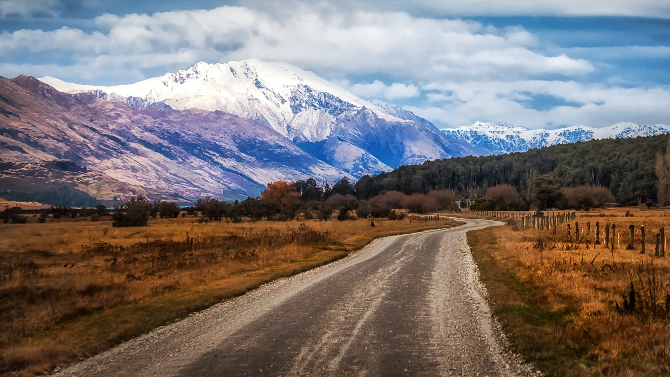 nueva zelanda glenorchy carretera montañas campos cerca nubes cielo lago