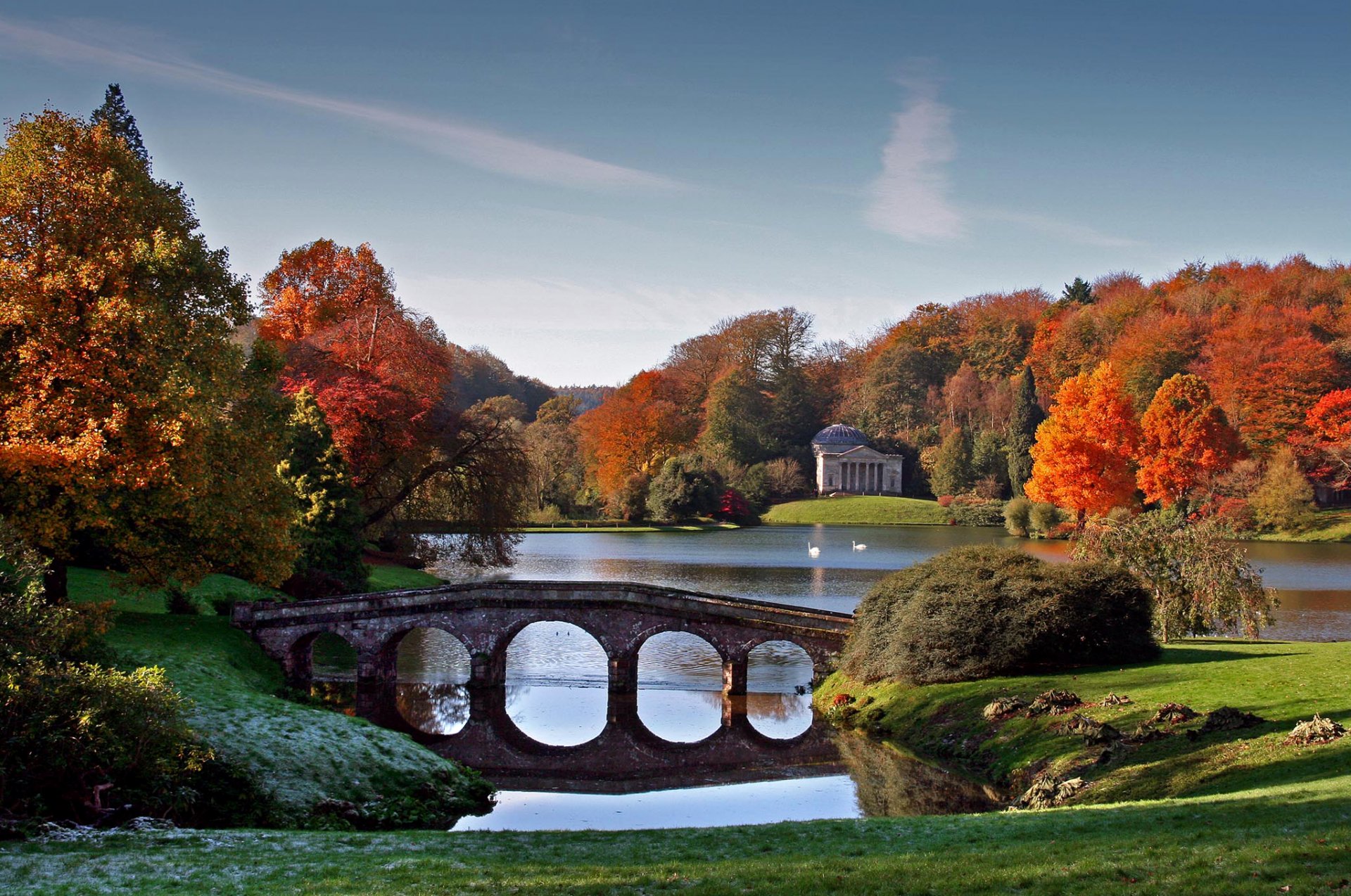 niebo jezioro staw park drzewa jesień most