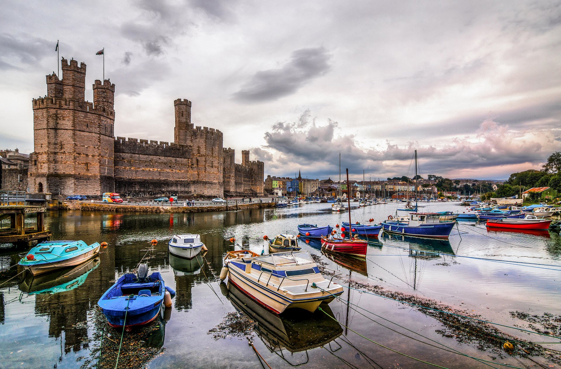 carnarvon castle hafen wales großbritannien hafen schloss festung turm boote himmel wolken