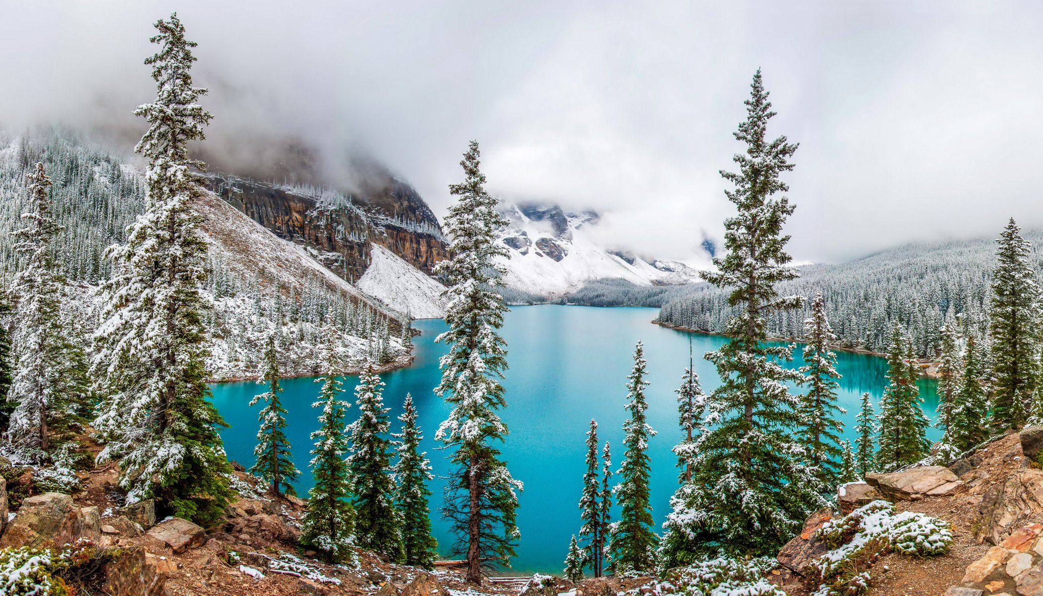 canadá moraine banff lago montañas bosque rocas piedras árboles nieve invierno