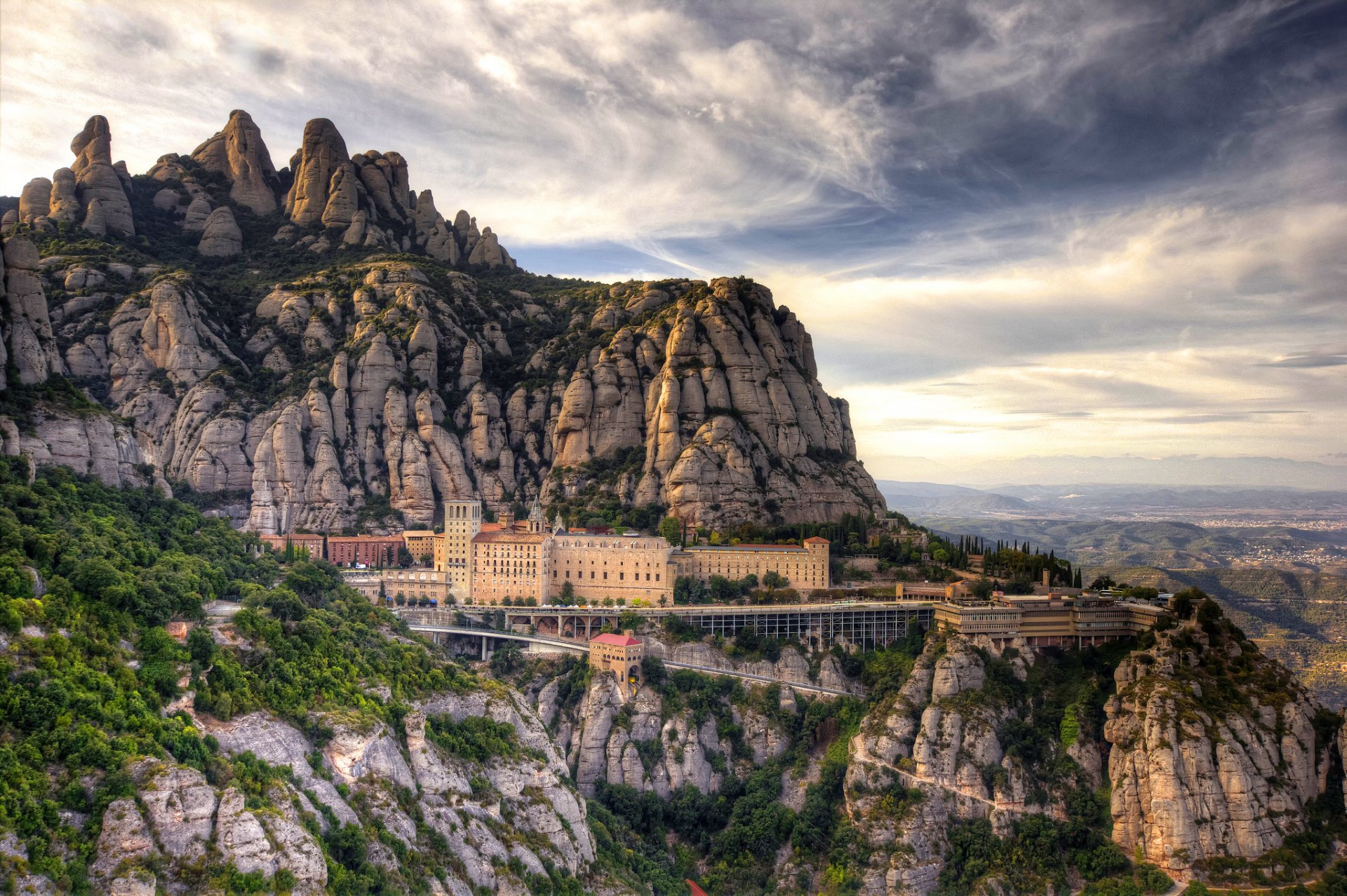 espagne barcelone montagnes santa maria de montserrat monastère cathédrale nuages nature paysage