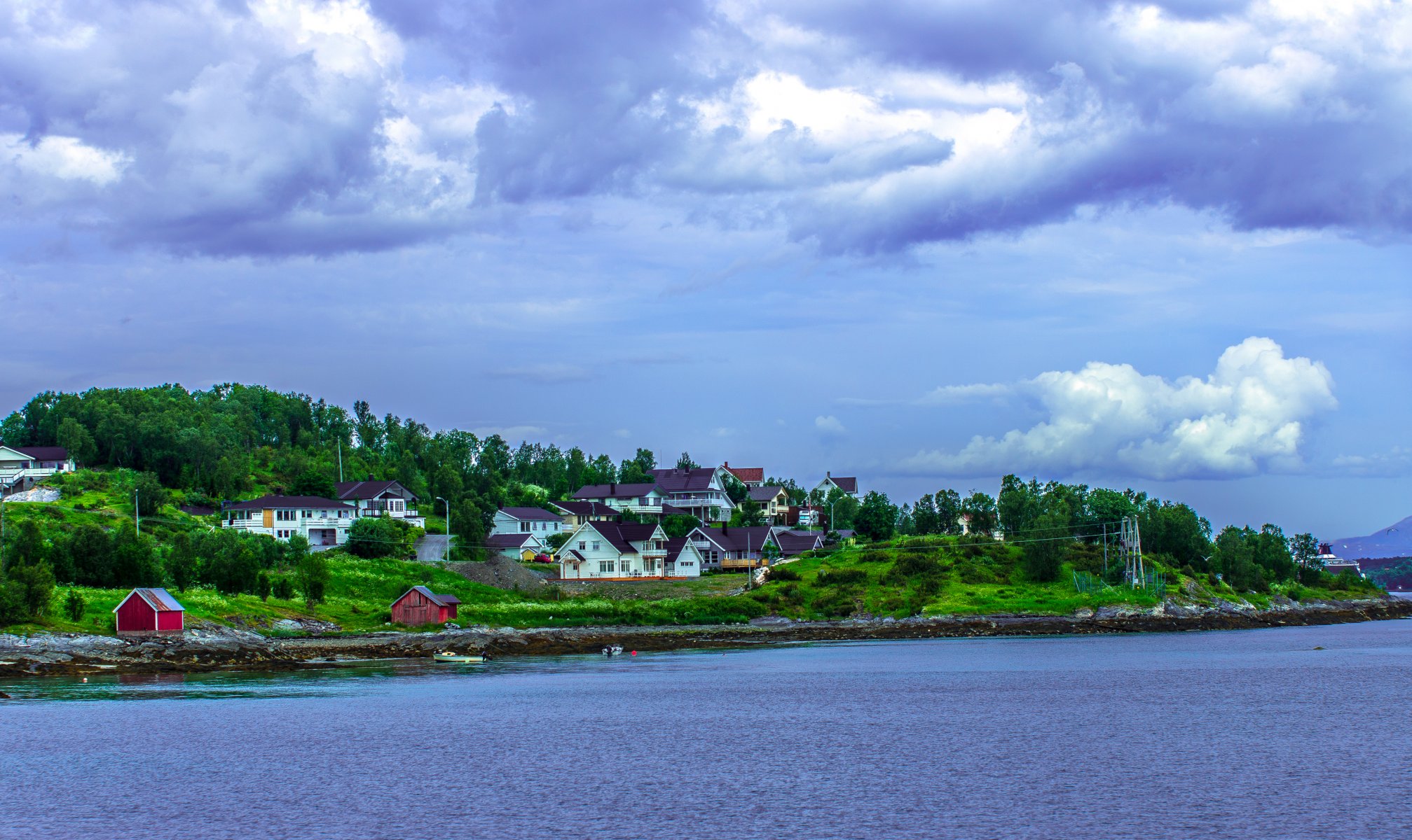 norvegia colline case cielo nuvole nuvole alberi baia mare