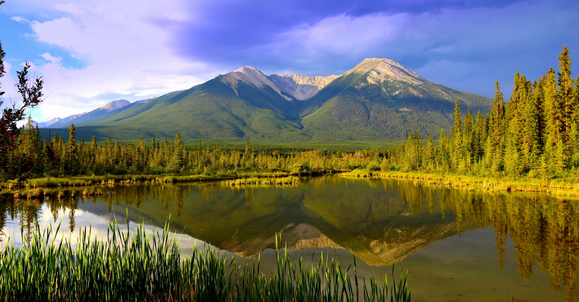 vermilion parque nacional banff alberta canadá montañas rocosas canadienses lago vermilion banff montañas rocosas canadienses lago montañas reflexión panorama