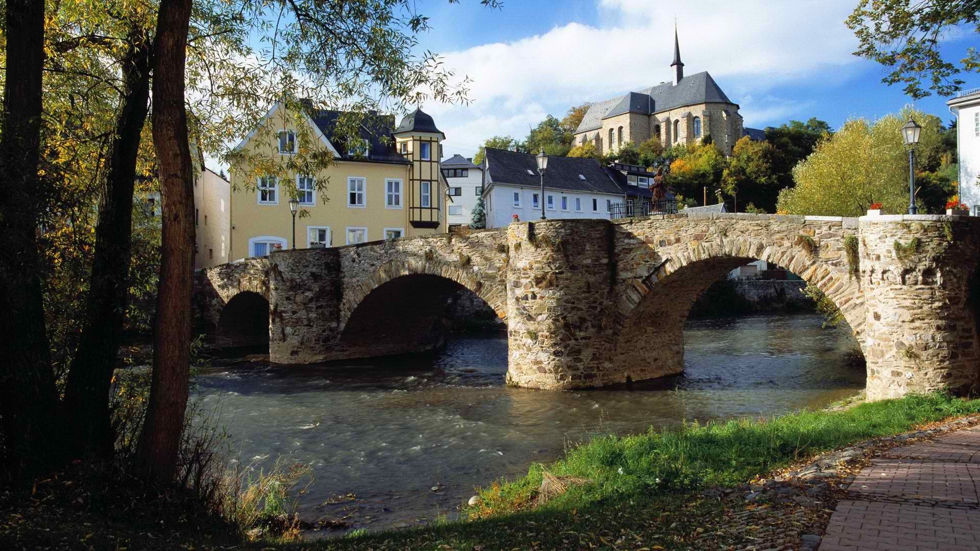 ciudad río puente casa árboles cielo